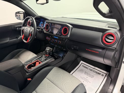 Used 2022 Toyota Tacoma TRD Sport w/ Technology Package AWD/4WD image 19