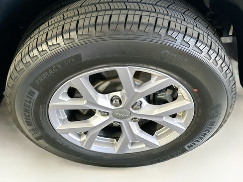 Used 2022 Jeep Grand Cherokee L Limited AWD/4WD image 11