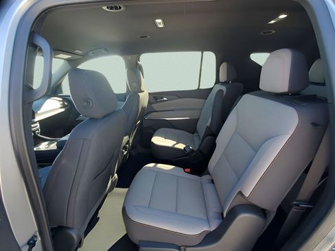 Used 2025 Chevrolet Traverse LT image 23