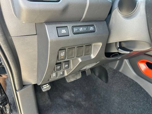 Used 2025 Nissan Frontier PRO-4X AWD/4WD image 16
