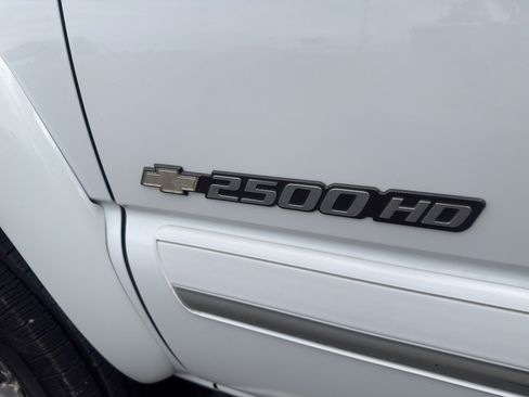 Used 2004 Chevrolet Silverado 2500 LS w/ Skid Plate Package AWD/4WD image 16