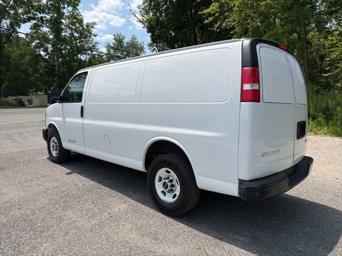 Used 2017 GMC Savana 2500 RWD image 16