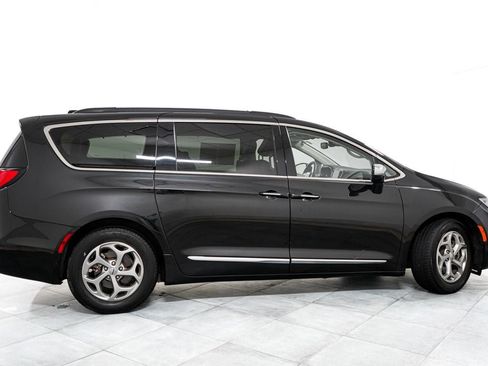 Used 2023 Chrysler Pacifica Limited FWD image 7