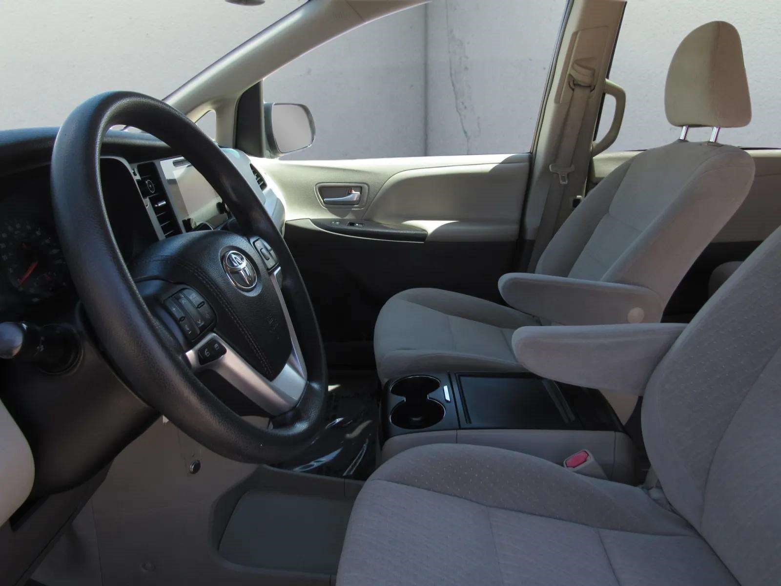 Used 2016 Toyota Sienna LE FWD image 14