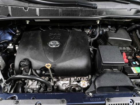 Used 2018 Toyota Sienna XLE w/ XLE Navigation Package FWD image 38