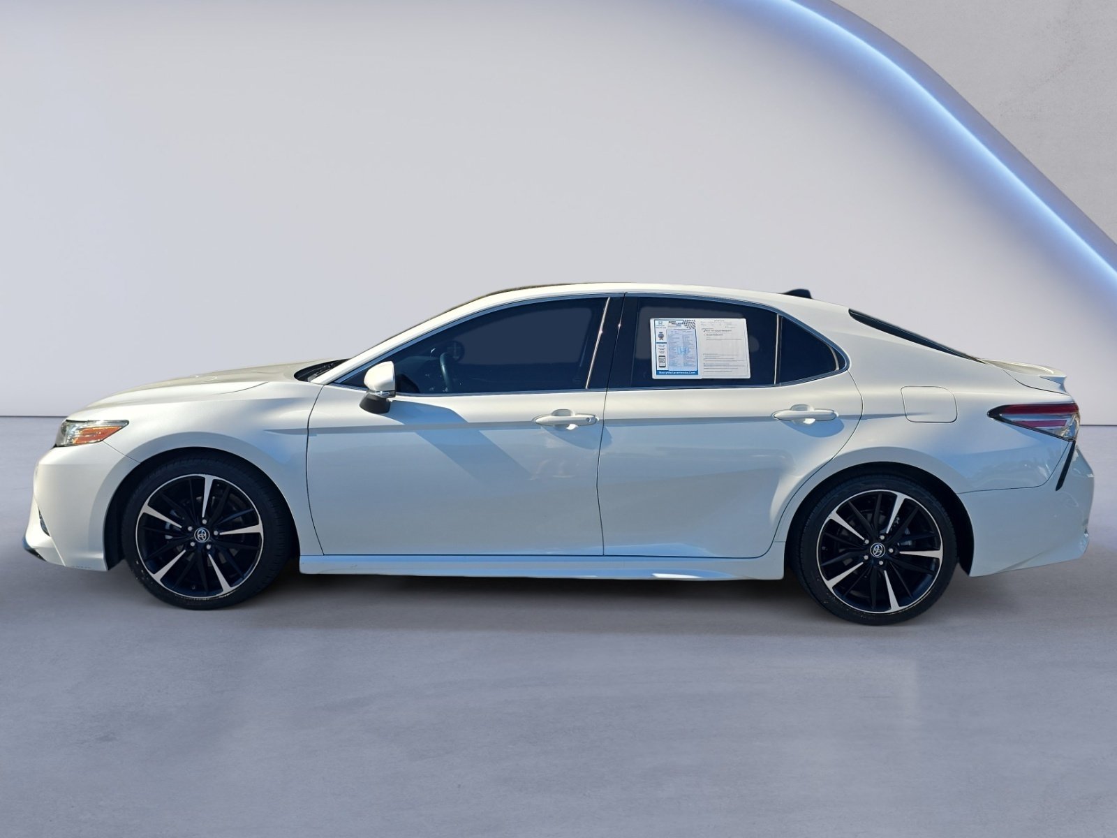 Used 2018 Toyota Camry XSE FWD image 2
