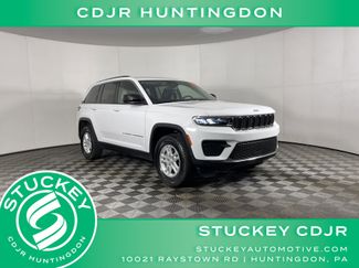 Used 2023 Jeep Grand Cherokee Laredo w/ Trailer Tow Prep Group (B) video 1