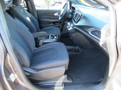Used 2018 Chrysler Pacifica Touring Plus w/ S Appearance Package FWD image 9