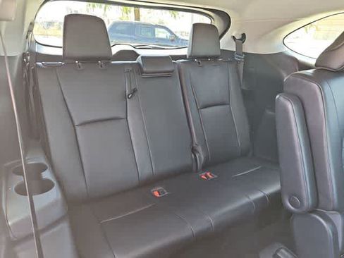 Used 2022 Toyota Highlander XLE FWD image 18