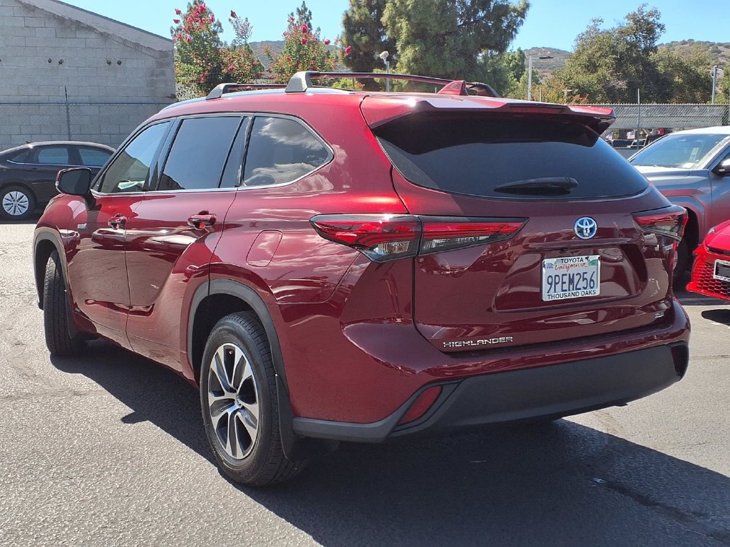 Certified 2021 Toyota Highlander XLE AWD/4WD image 7