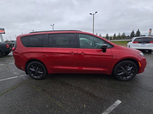 New 2026 Chrysler Pacifica Select AWD/4WD image 2