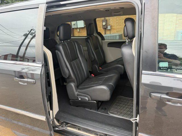 Used 2012 Chrysler Town & Country Touring w/ Entertainment Group #1 FWD image 15