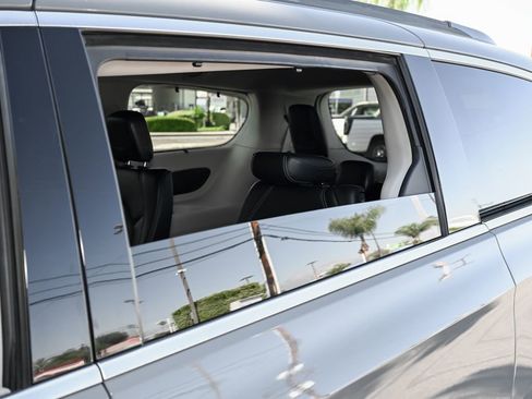 Used 2022 Chrysler Pacifica Touring-L FWD image 12