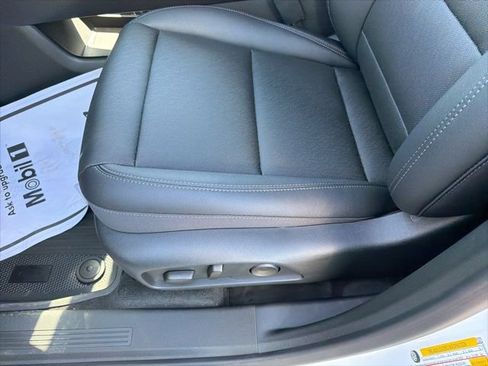 New 2026 Chevrolet Equinox LT w/ Convenience Package II FWD image 9