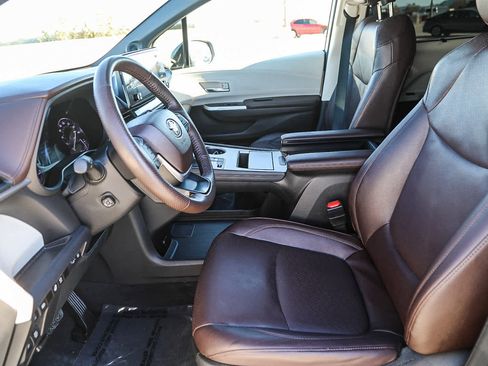 Certified 2023 Toyota Sienna Platinum image 17