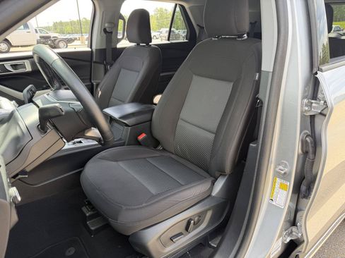 Used 2023 Ford Explorer XLT AWD/4WD image 16