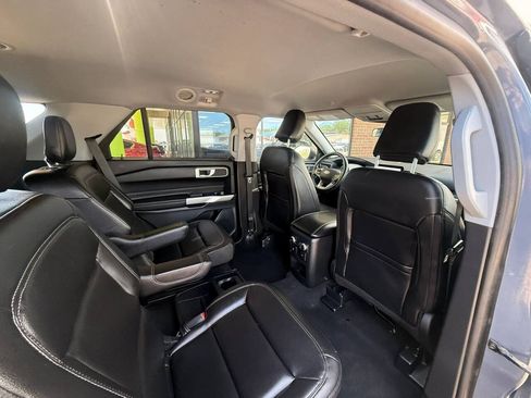 Used 2021 Ford Explorer XLT w/ Equipment Group 202A AWD/4WD image 18