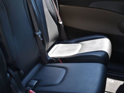Used 2025 Kia Carnival FWD image 27