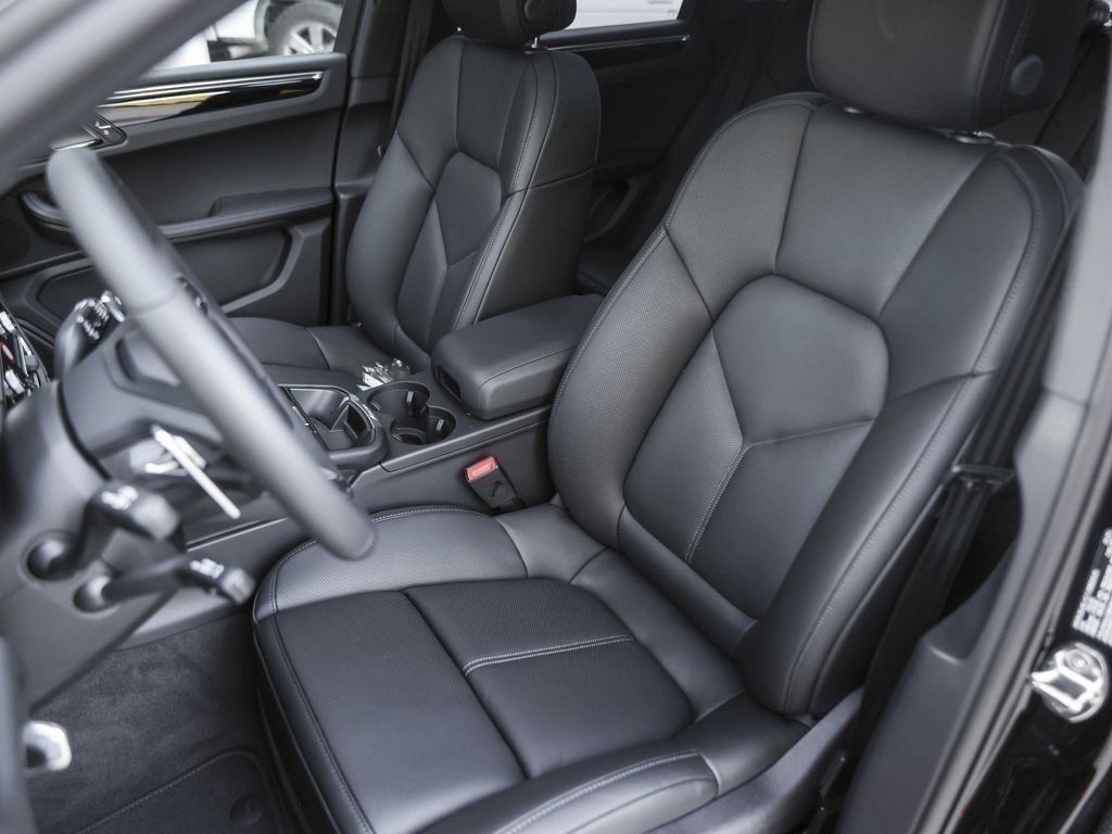Certified 2026 Porsche Macan AWD/4WD image 5