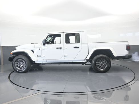 Used 2025 Jeep Gladiator Sport image 3