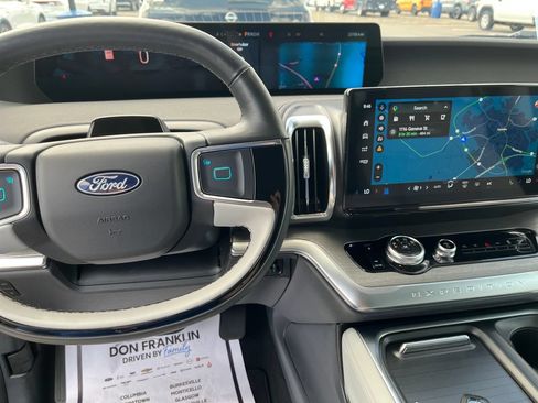 Used 2025 Ford Expedition Platinum w/ Driver's Package AWD/4WD image 19