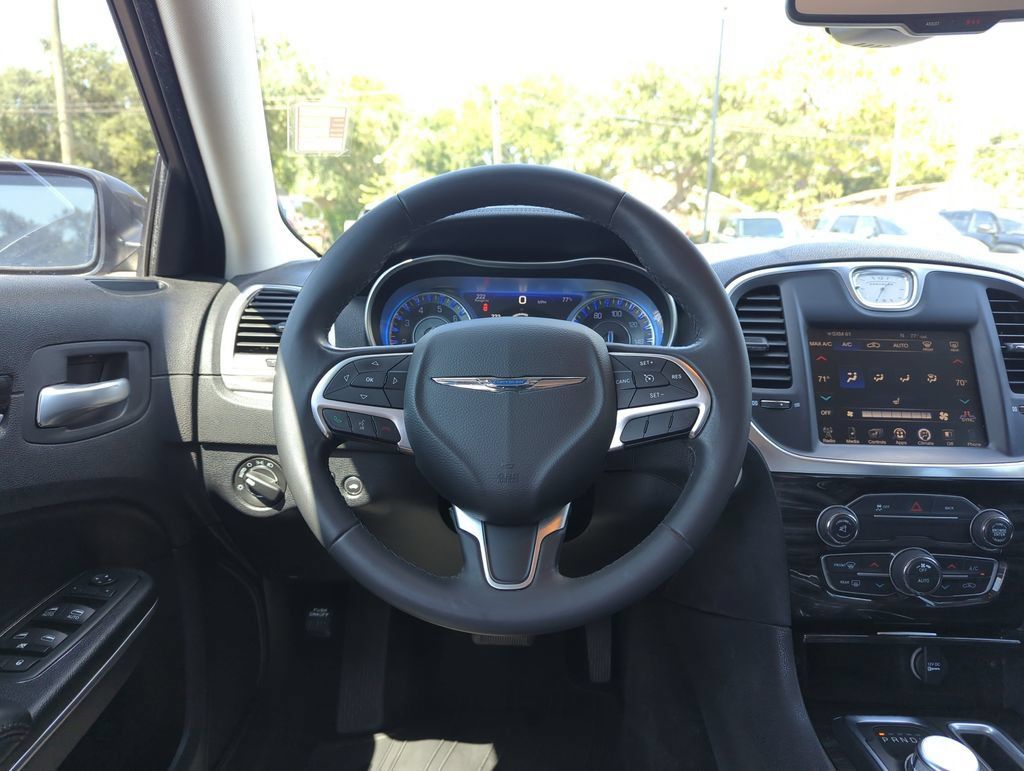 Used 2015 Chrysler 300 Limited RWD image 17