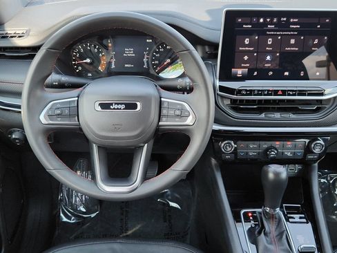 Used 2025 Jeep Compass Trailhawk AWD/4WD image 3