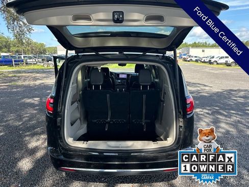 Used 2024 Chrysler Pacifica Touring-L FWD image 16
