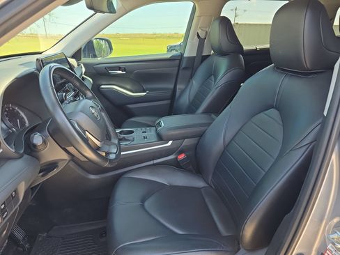 Used 2023 Toyota Highlander XLE FWD image 12