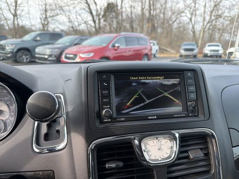 Used 2013 Chrysler Town & Country Touring image 29