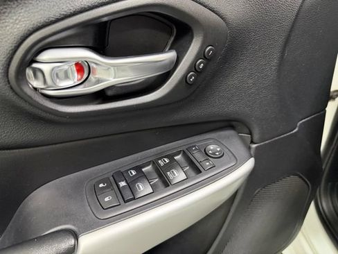 Used 2017 Jeep Cherokee Overland w/ Technology Group AWD/4WD image 21