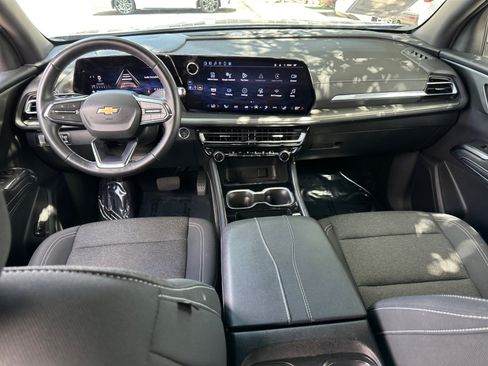 Used 2025 Chevrolet Traverse LT FWD image 14