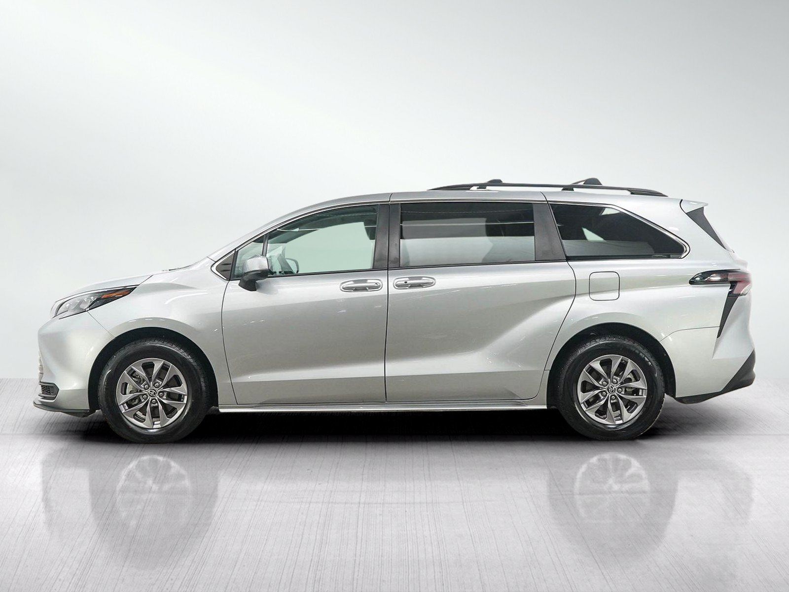 Used 2024 Toyota Sienna LE FWD image 2