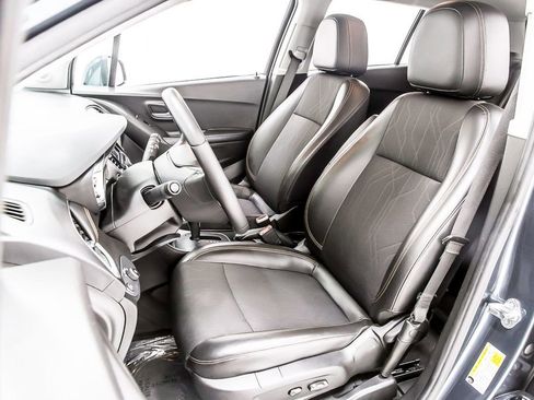 Used 2022 Chevrolet Trax LT w/ LT Convenience Package FWD image 26