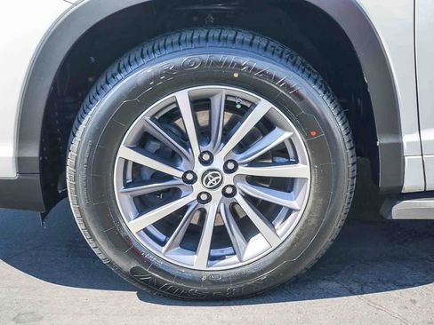 Used 2018 Toyota Highlander XLE w/ Carpet Mat Package (TMS) image 9