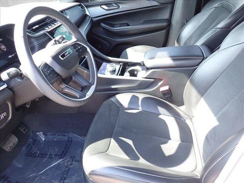 Used 2023 Jeep Grand Cherokee Altitude AWD/4WD image 12