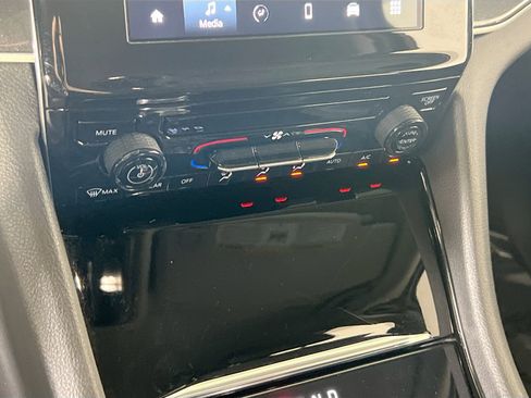 Used 2023 Jeep Grand Cherokee Laredo image 15