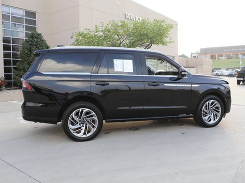 Used 2025 Lincoln Navigator Reserve AWD/4WD image 7