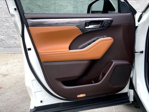 Used 2020 Toyota Highlander Platinum image 18