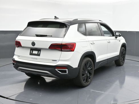 Used 2024 Volkswagen Taos SE w/ Panoramic Sunroof Package image 8