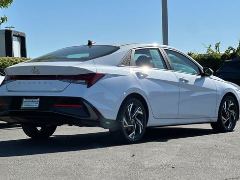 Used 2025 Hyundai Elantra SEL FWD image 3