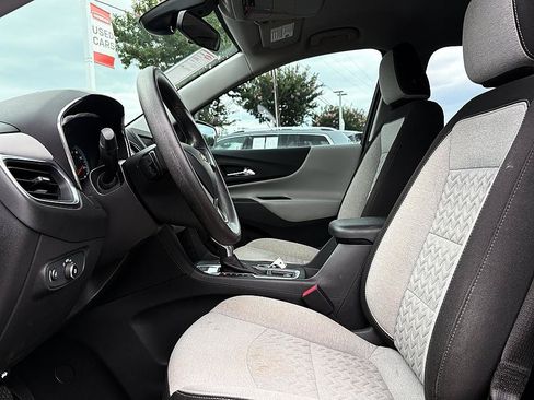 Used 2022 Chevrolet Equinox LS AWD/4WD image 2