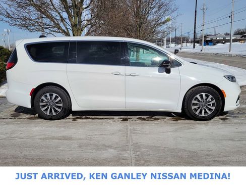 Used 2024 Chrysler Pacifica Select image 2