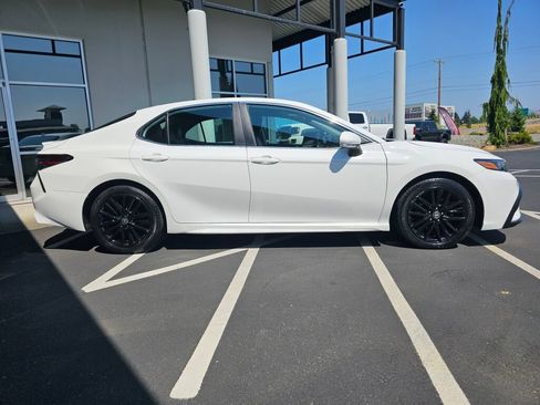 Used 2022 Toyota Camry SE FWD image 6