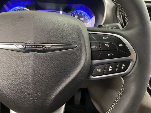 Used 2024 Chrysler Pacifica Touring-L image 21