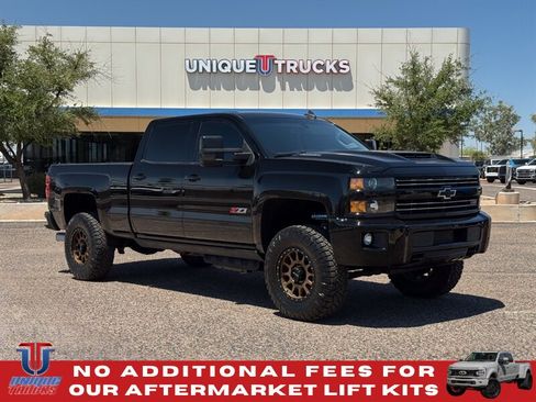 Used 2019 Chevrolet Silverado 2500 LT w/ Midnight Edition AWD/4WD image 4