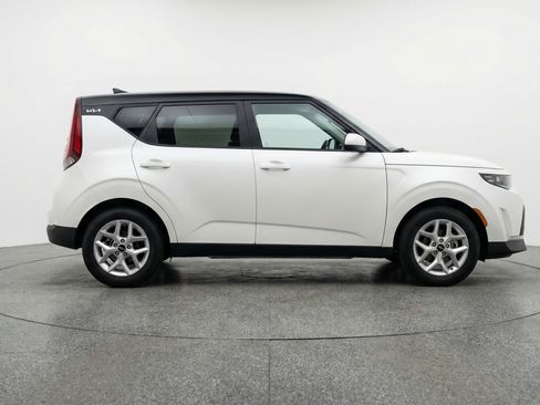 Used 2025 Kia Soul LX w/ LX Technology Package FWD image 11