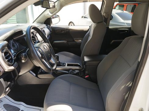 Used 2018 Toyota Tacoma SR5 AWD/4WD image 12