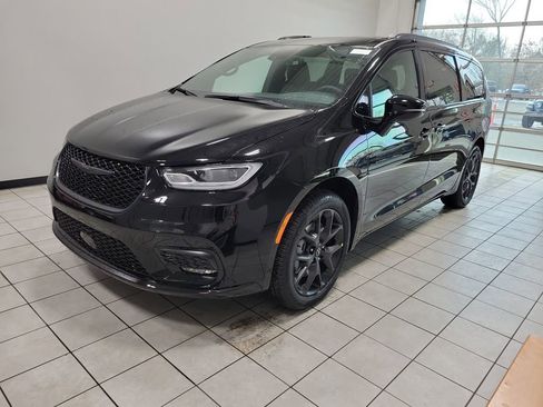 New 2026 Chrysler Pacifica Select w/ S Appearance Package AWD/4WD image 2