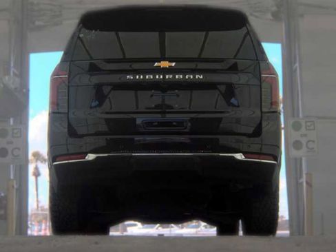 Used 2025 Chevrolet Suburban LS RWD image 7